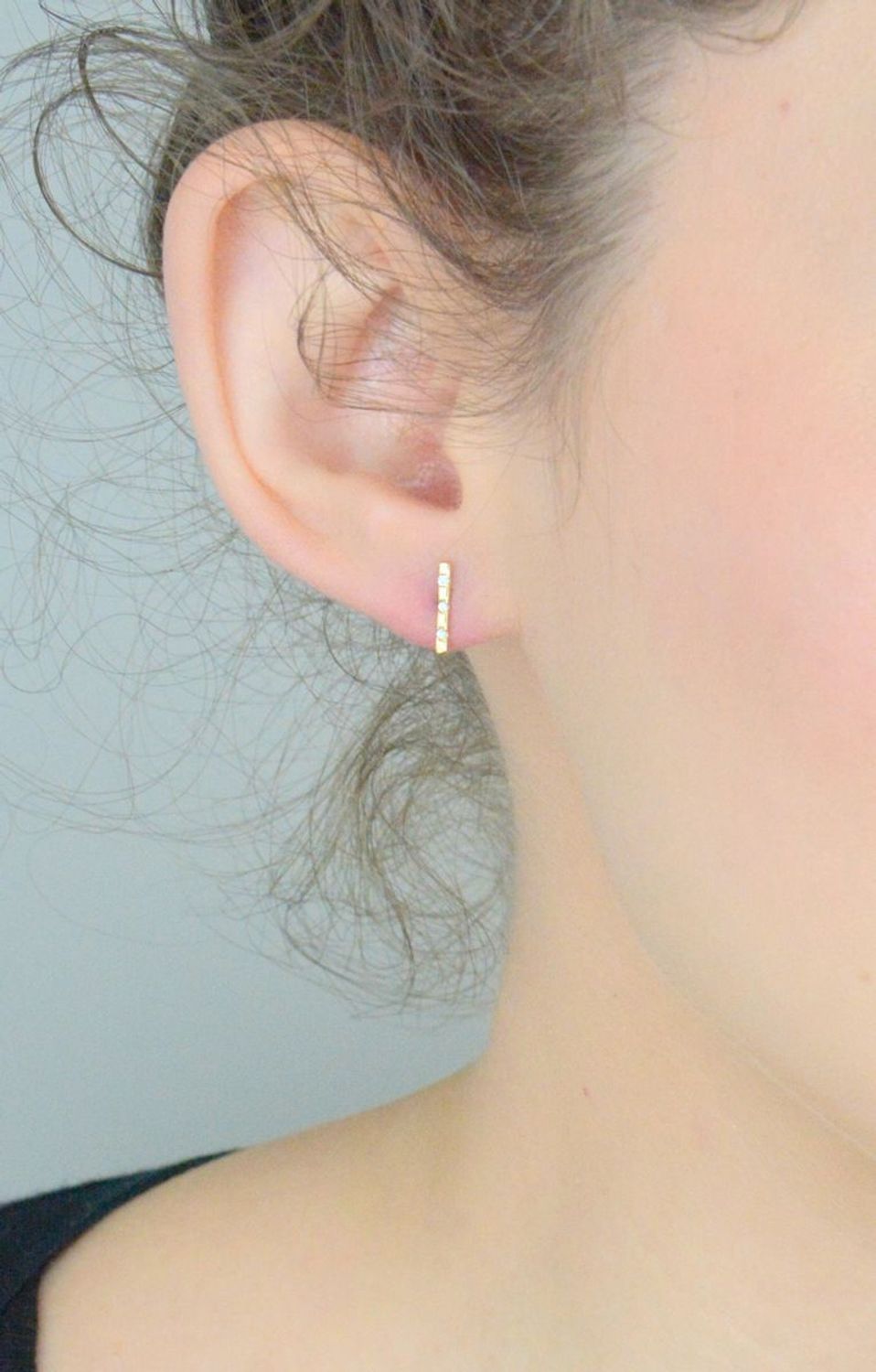 Kolczyki złote 585 pałeczki z cyrkoniami KL 6218-585 Modne, złote kolczyki, w kształcie krótkich pałeczek, wykonane ze złota wysokiej próby 585 o wadze około 0,71 g, ozdobione małymi,1.jpg